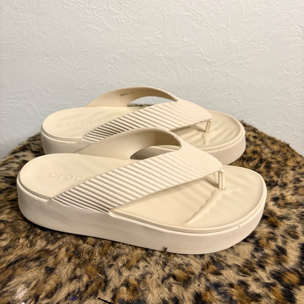 Women's Crocs Getaway Groove Platform Flip Flop Sandals Size 9 Beige NWOT